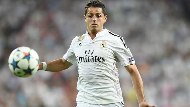 Chicharito jugando con el uniforme del Real Madrid